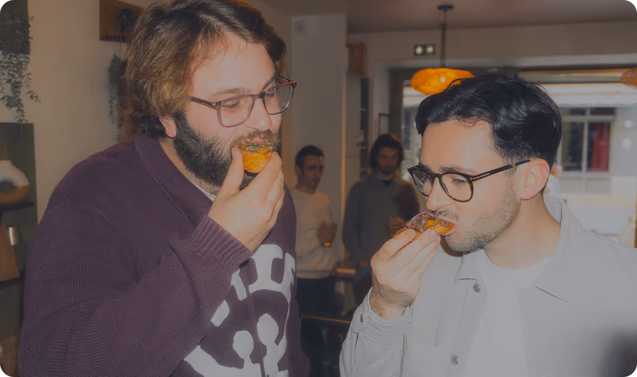 Augustin Saglio, à gauche, et Guillaume Saulou, à droite, dégustent des tartines Zou Bizou