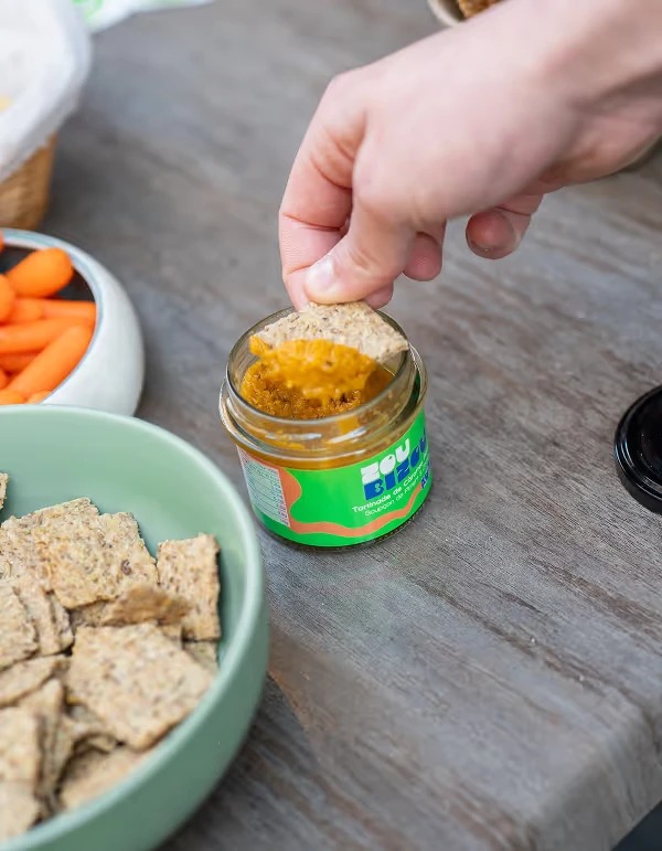 Un pot de tartinade Zou Bizou, des carottes et des crackers